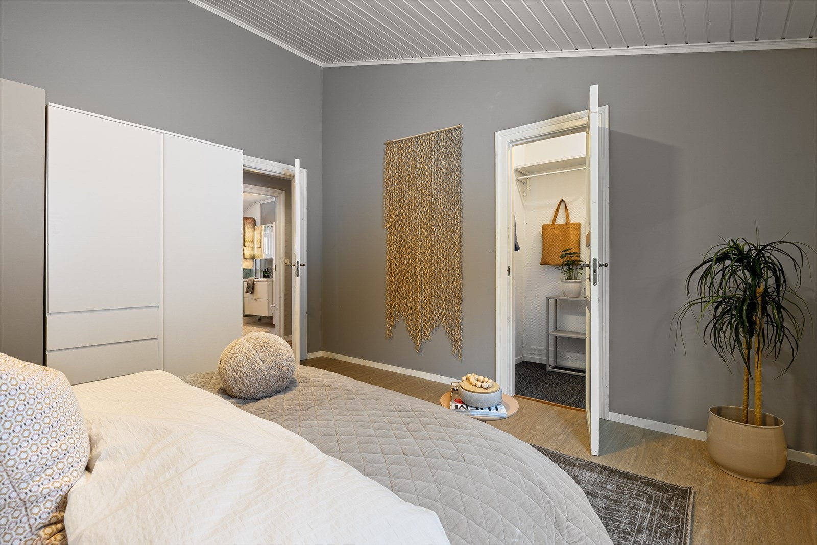 Praktisk bod tilknyttet hovedsoverommet for ekstra oppbevaringsplass. Galleribilde