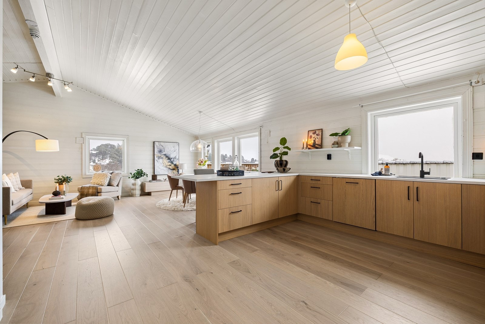 Flott åpen løsning mellom stue og kjøkken på hele 42 kvm. Galleribilde