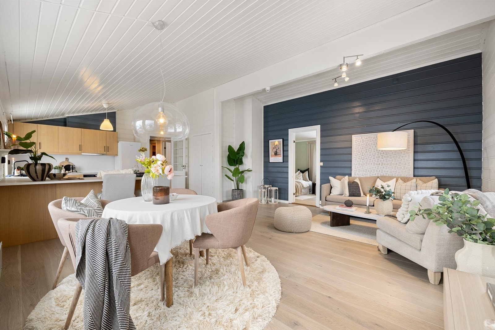 Boligen oppleves som lys og innbydende med en herlig romfølelse. Galleribilde