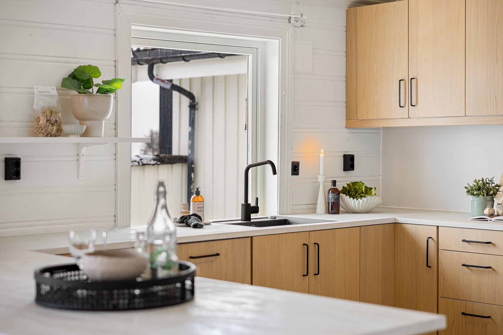 Rikelig benkplass gjør kjøkkenet svært praktisk for både hverdag og selskap. Galleribilde