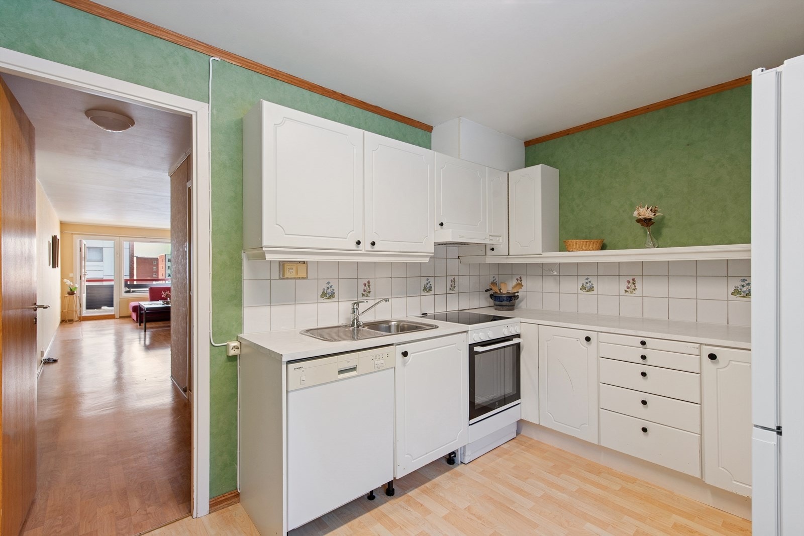 Kjøkken, innredning med laminerte skrog og laminert benkeplate med oppvaskkum av stå, og ett- greps blandebatteri. Skapmontert kjøkkenventilator. Avtrekk ut. Galleribilde