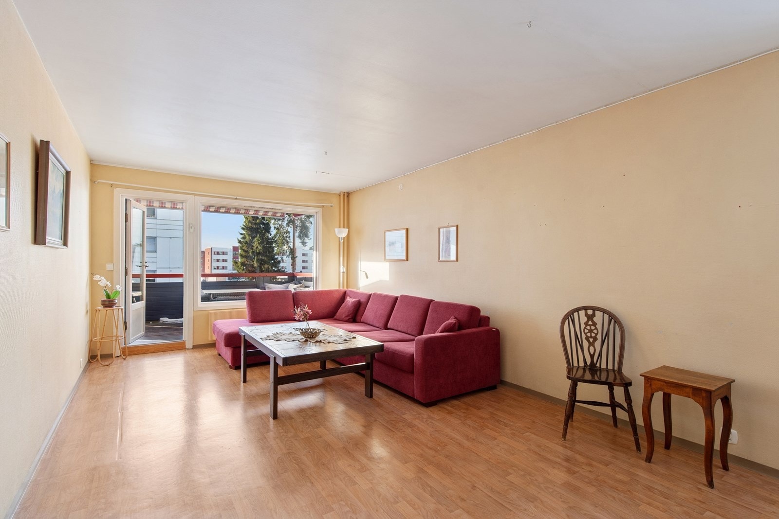 God plass til sofagruppe og tv-møblement. Galleribilde