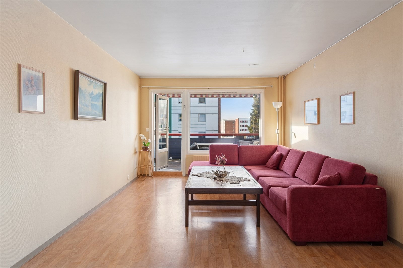 Lys og romslig stue med store vindusflater som gir godt med lysinnslipp. Galleribilde