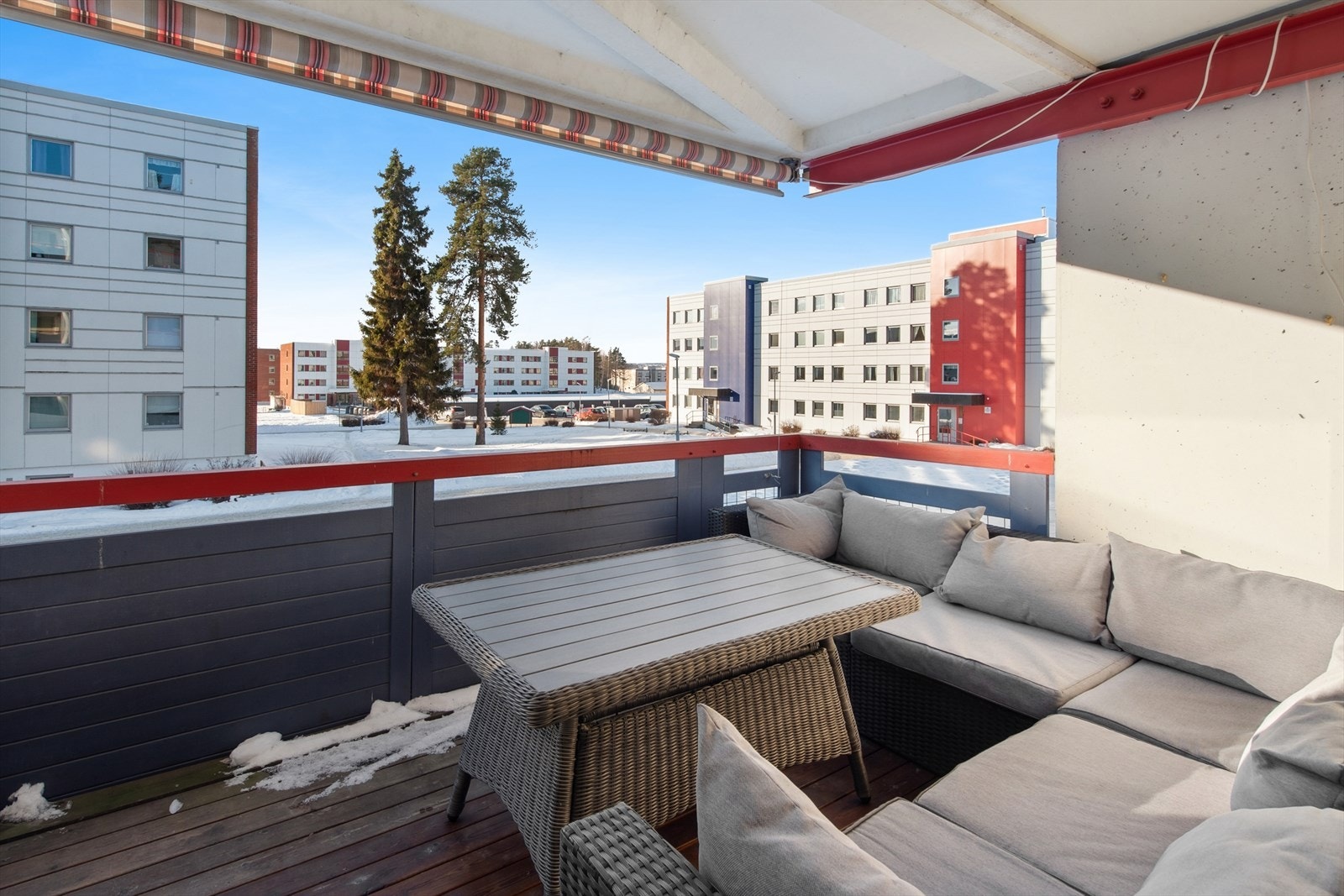 Utgang til solrik balkong med markise - Her nytes herlige dager - Hyggelig utsyn over borettslagets grønne friarealer! Galleribilde