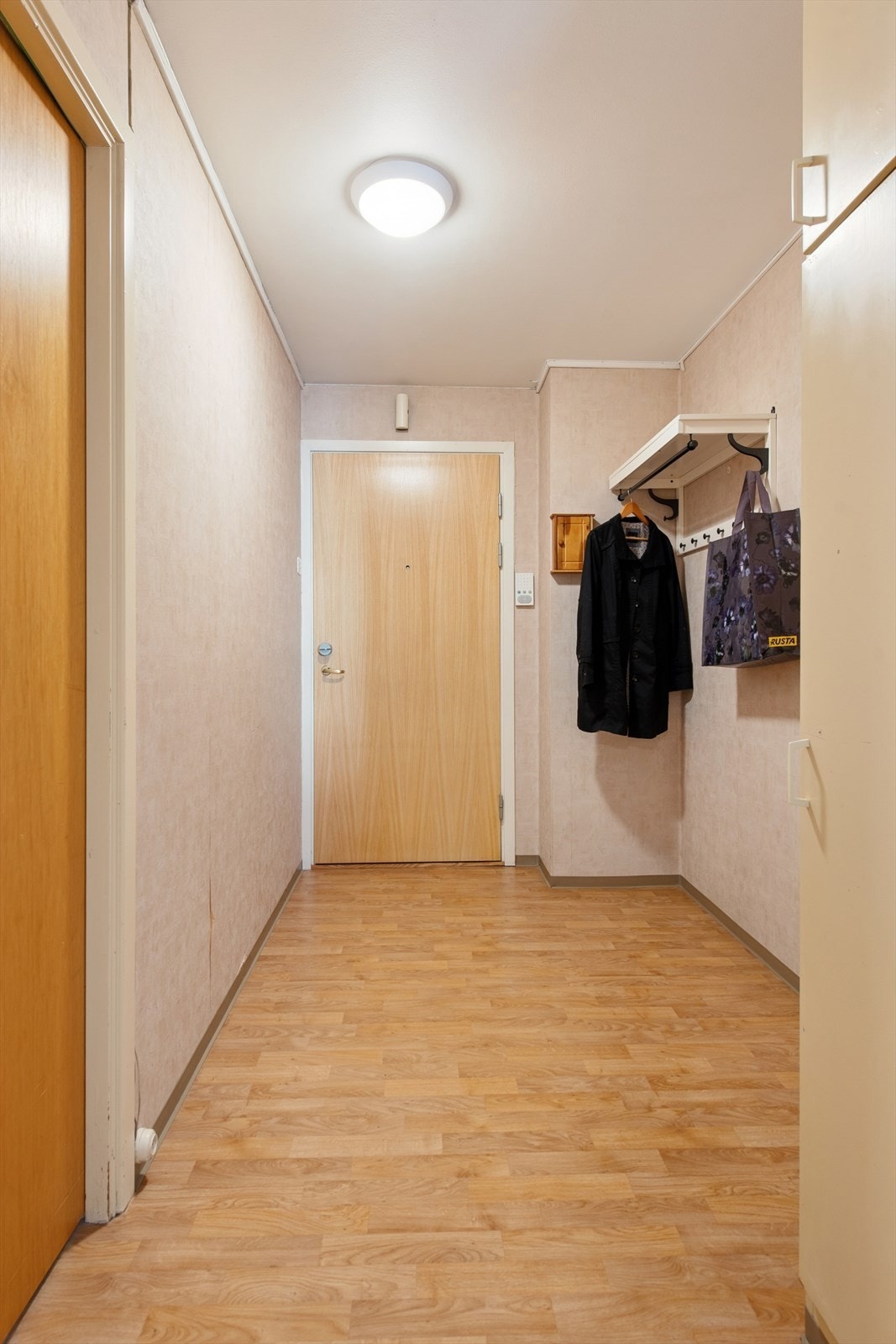 Trivelig og luftig gang som ønsker deg velkommen inn, god plass til å henge fra seg ytterklær! Porttelefon. Galleribilde