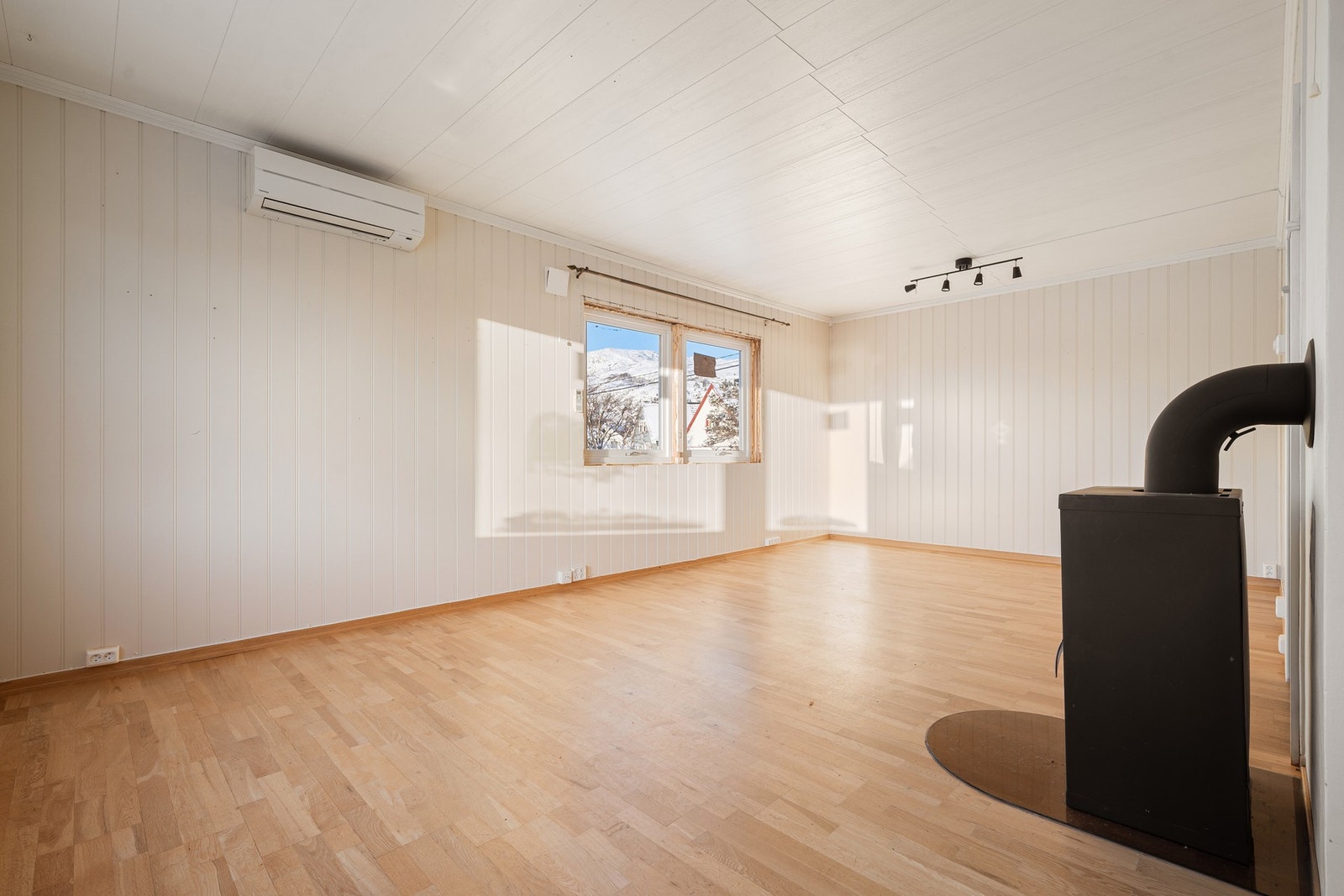 Boligen krever oppussing og den praktiske planløsningen sørger for et ypperlig utgangspunkt Galleribilde