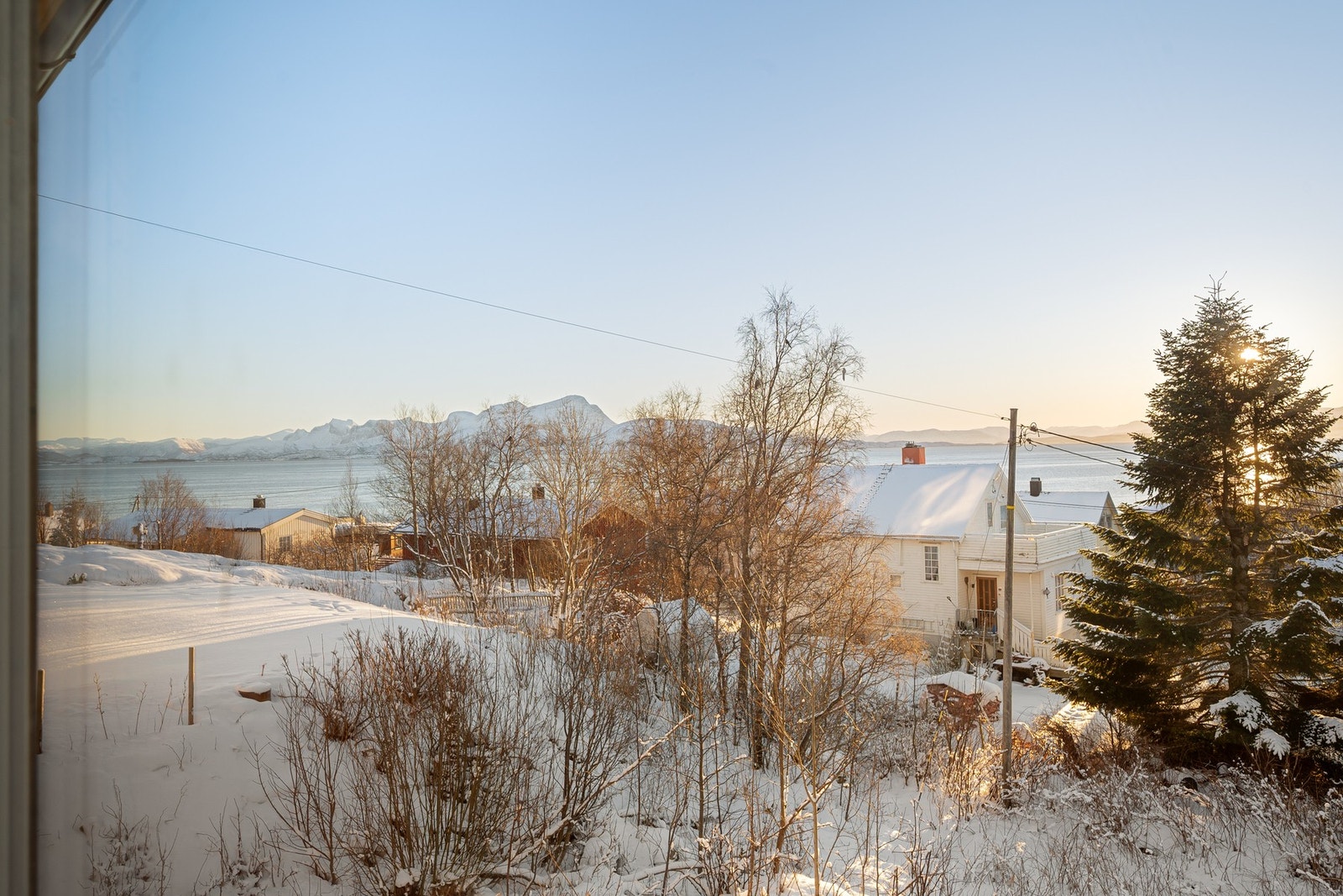 Eiendommen har nydelig utsikt mot havet og ligger sentralt i Lødingen med kort avstand til dagligvare, skole og barnehage Galleribilde