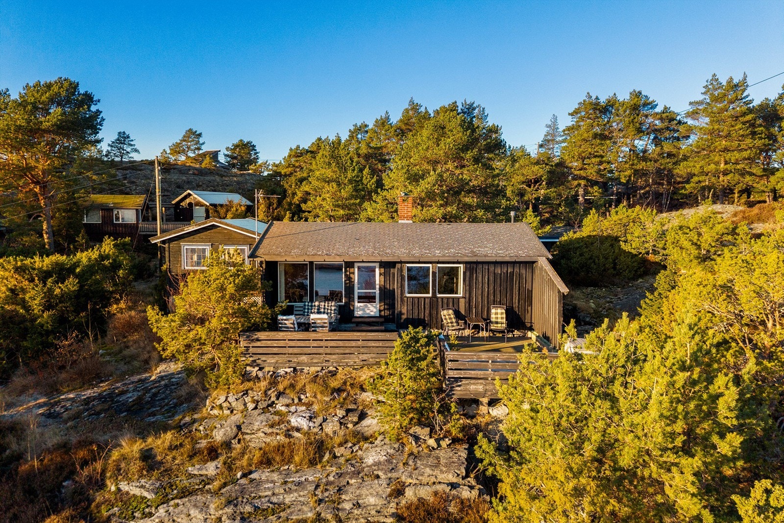 HYTTA ER SVART på utsiden og ligger lavt i landskapet. Galleribilde