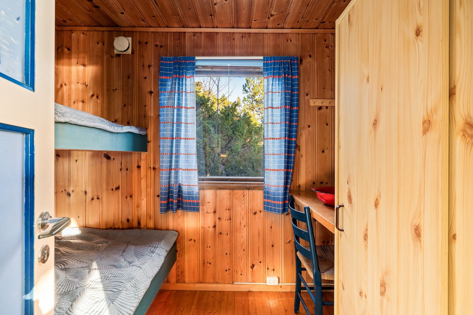 Soverom i hytta har plassbygde køyer. Galleribilde