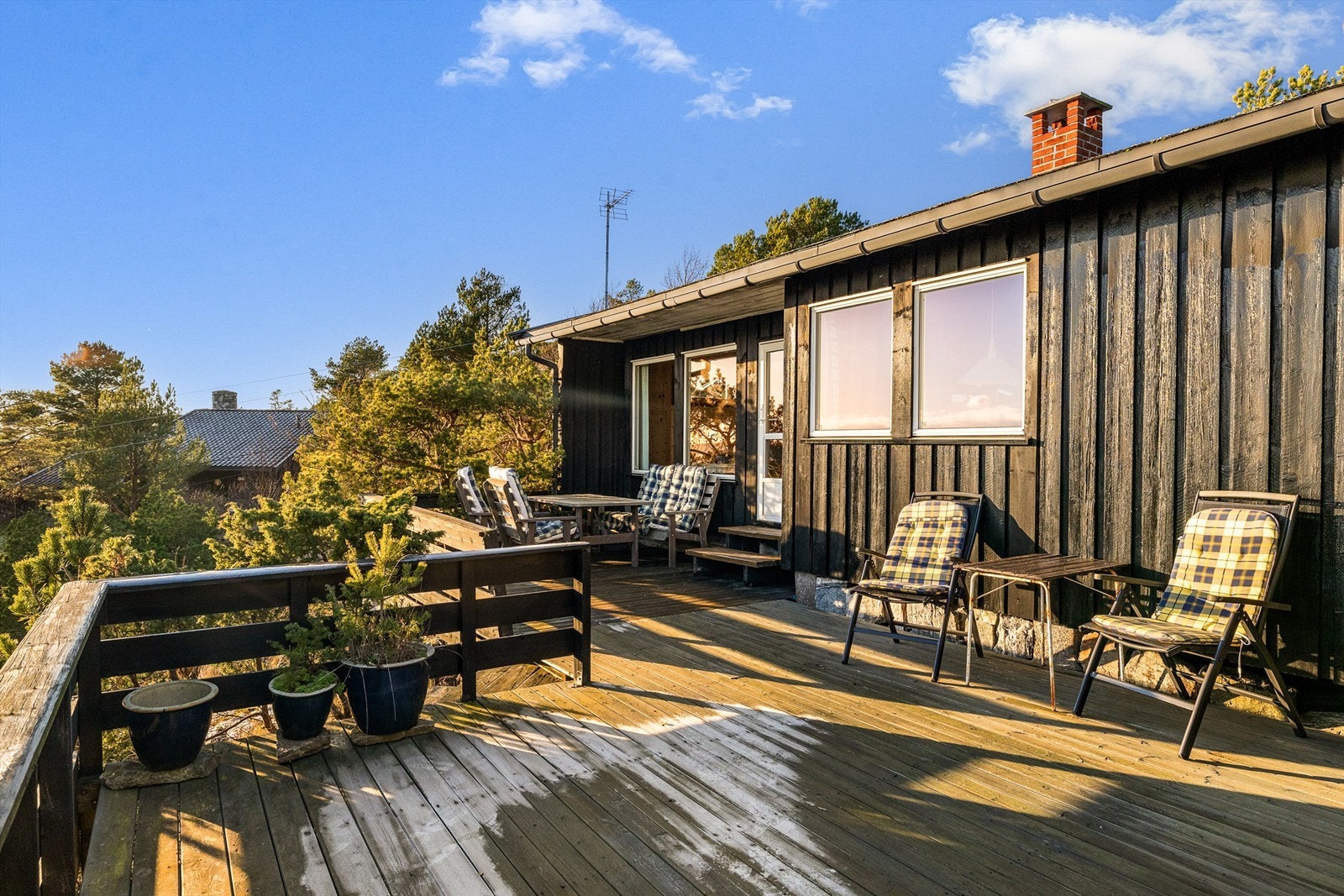 Mot sjøen er det en usjenert terrasse. Galleribilde