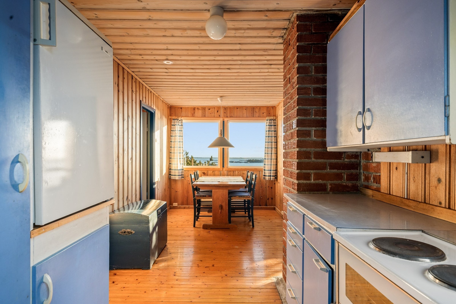 Når du kommer inn i hytta åpenbarer utsikten fra spiseplassen umiddelbart. Galleribilde