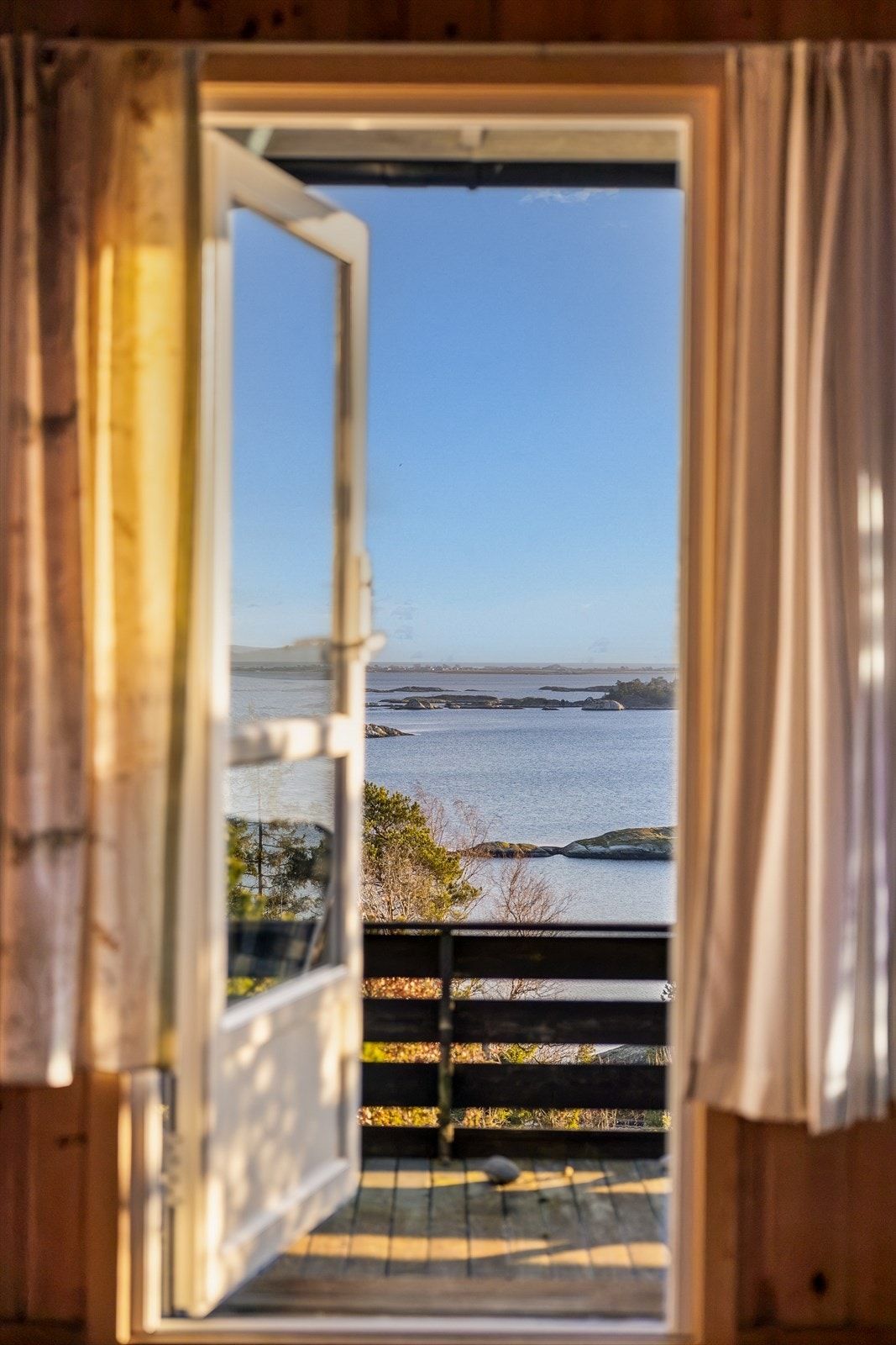 Herfra kan man se utover holmer og skjær så langt øyet rekker. Galleribilde