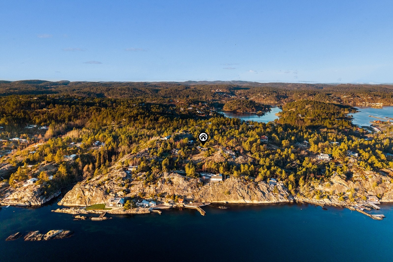 HYTTA LIGGER DISKRET i terrenget. Galleribilde