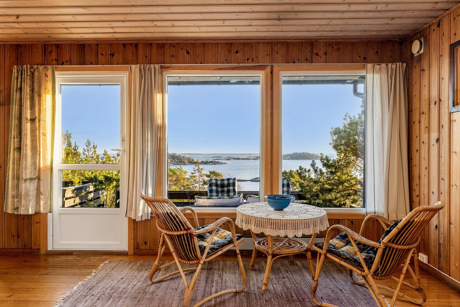 Naturen velter inn gjennom store vinduer i stua. Galleribilde