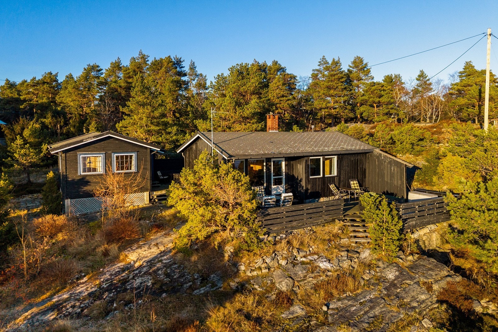 PÅ BEGGE SIDER av hytta er det terrasse. Galleribilde
