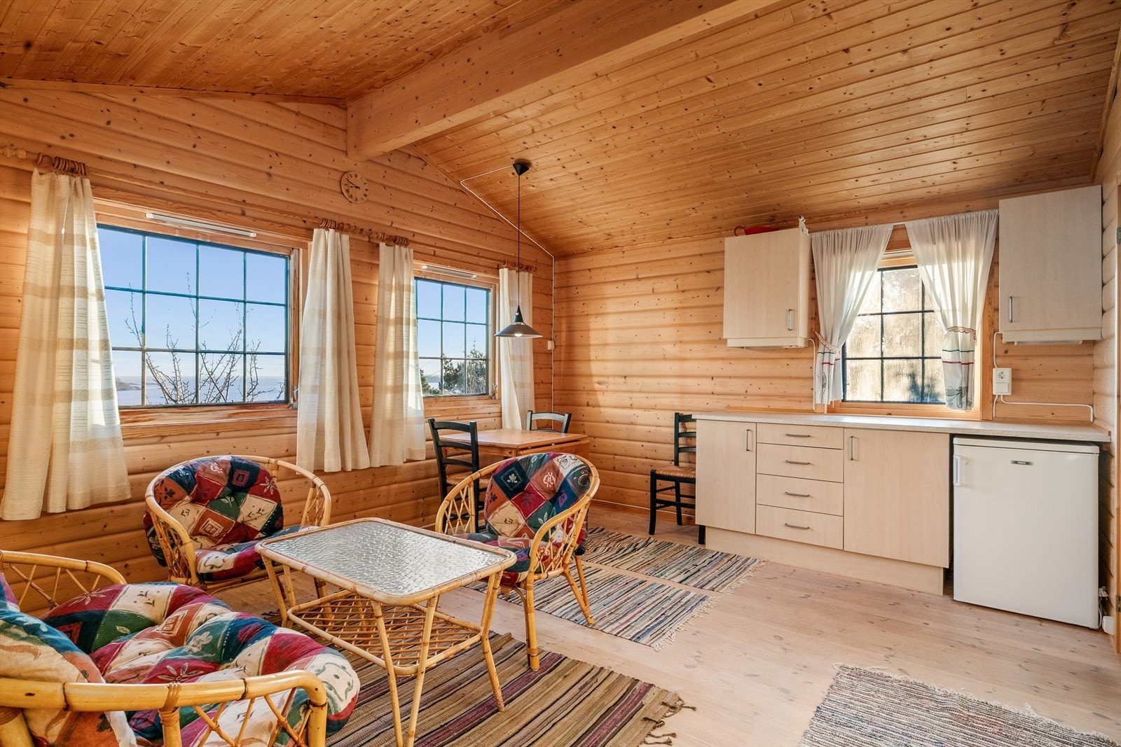 Annekset fungere godt som gjestehus med eget kjøkken i oppholdsrommet. Galleribilde