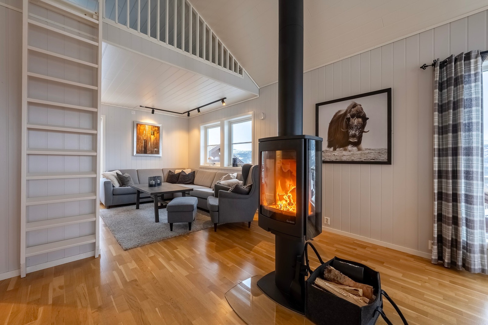 Boligen varmes opp gjennom elektrisitet og vedovn. Galleribilde