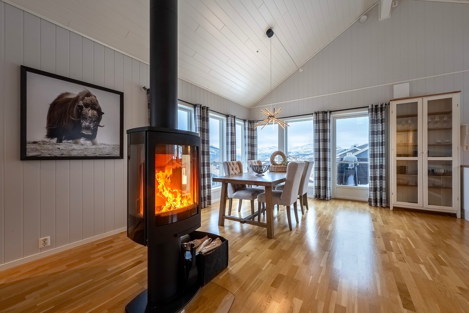 Den gode takhøyde og de store vindusoverflatene gir rommet rikelig med naturlig lys. Galleribilde