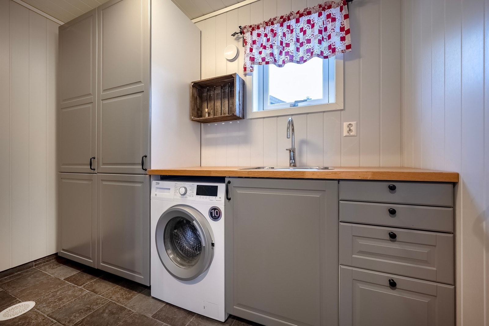 Romslig vaskerom på 5,5 kvadratmeter. Galleribilde