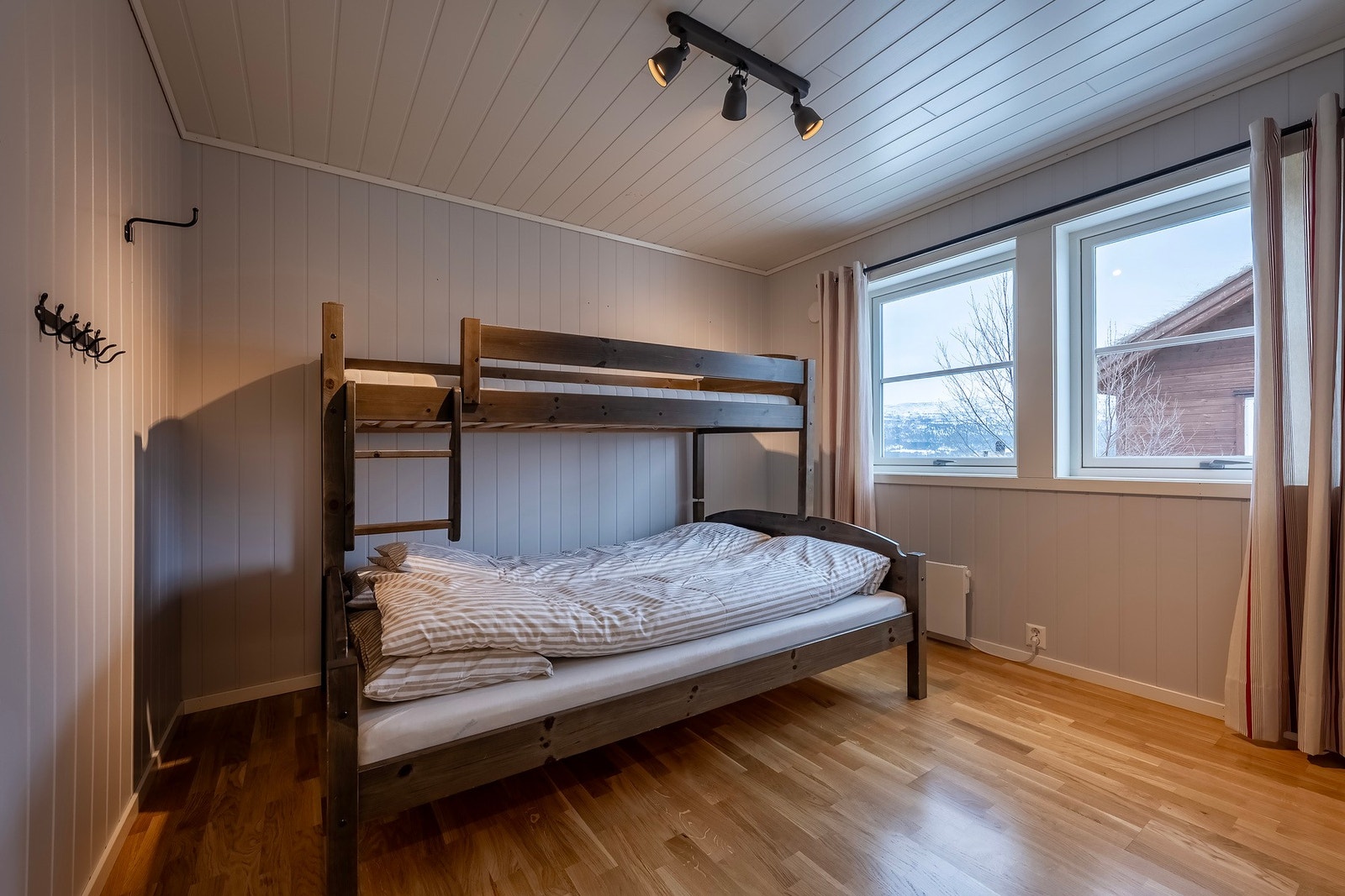 Alle rommene har rikelig med lysinnslipp. Galleribilde