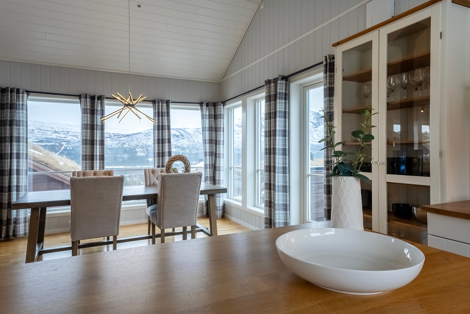 Flyttbar kjøkkenøy som er vendt mot spisebordet. Galleribilde