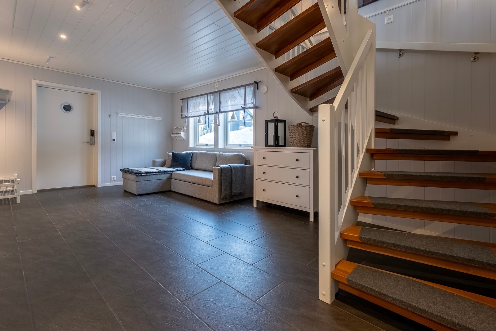 Ned trappen kommer du til stuen i underetasjen. Galleribilde