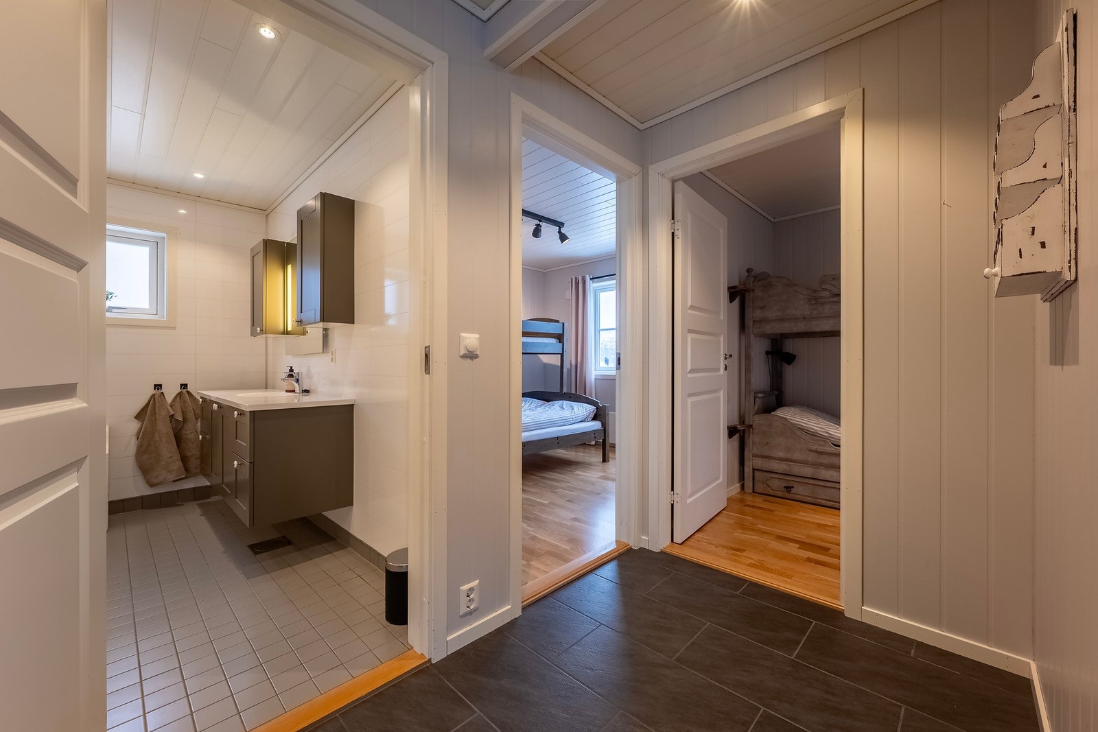 Nederst i trappen har man badet og 2 av soverommene. Galleribilde