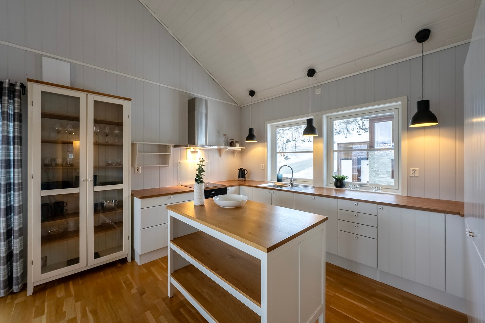 Romslig kjøkken fra byggeår (2013) som står i stil til resten av hytta. Galleribilde