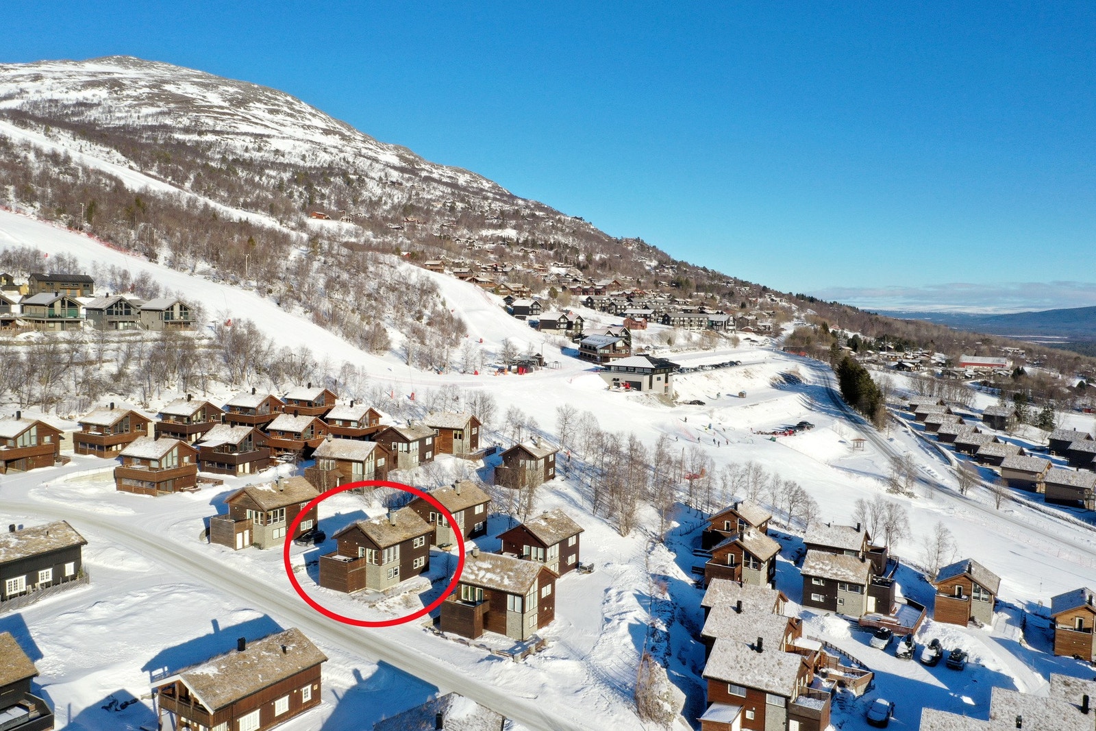 Eiendommen er omkranset av helårs turterreng og ligger i nærhet til oppkjørte skispor ved Stølen alpinanlegg med ski inn - ski out. Galleribilde