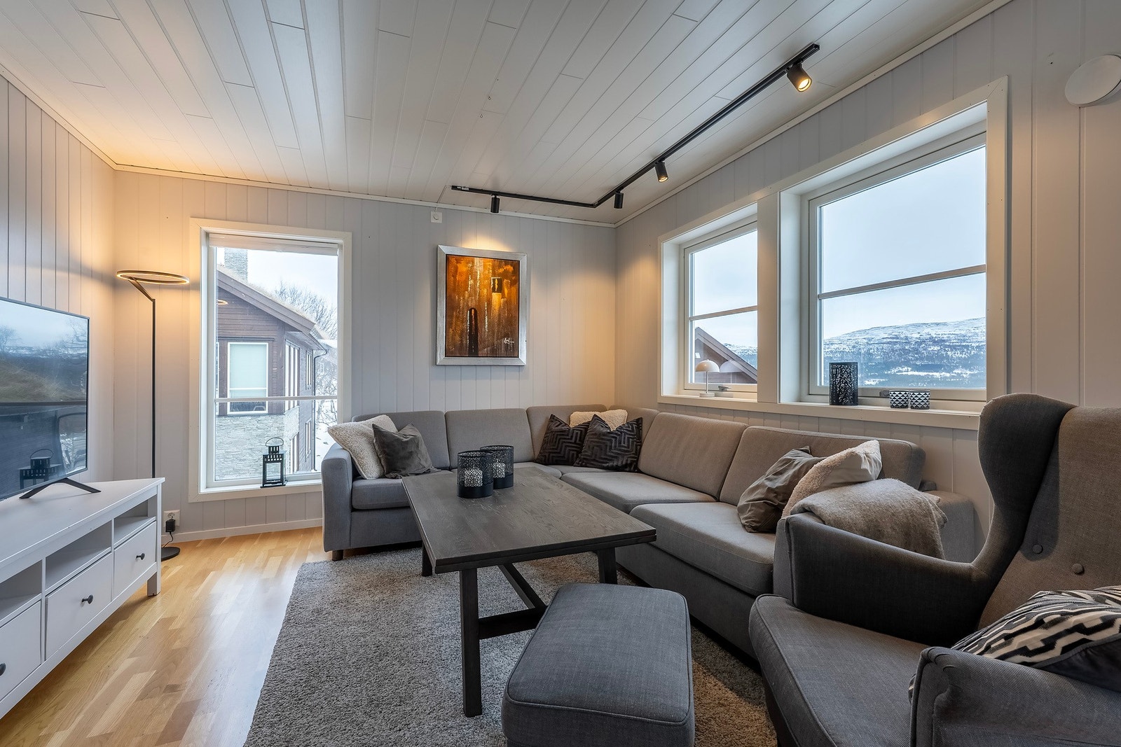 Åpen løsning mellom kjøkken, spisestue og stue på ca. 48 kvadratmeter. Galleribilde