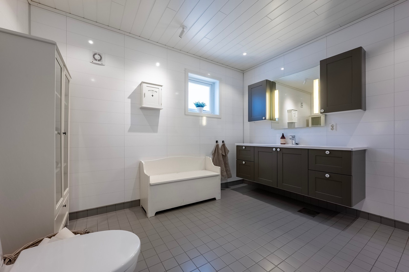 Rommet er innredet med badekar, dusjkabinett, WC og servant med tilhørende innredning. Galleribilde