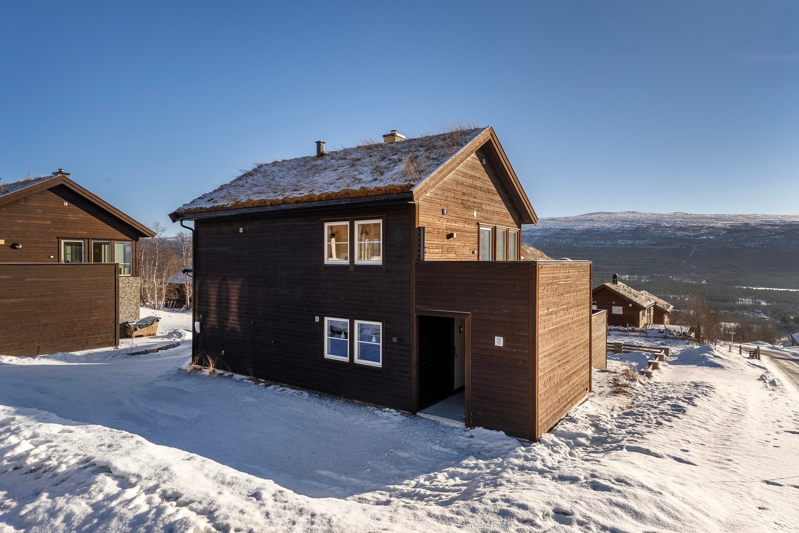 Parkering på egen tomt. Det er installert elbil-lader på eiendommen. Galleribilde