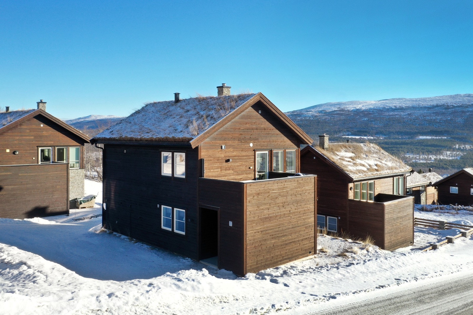 Fra eiendommen er det ca. 3 km til Oppdal sentrum, med alle servicefasiliteter. Her finner du blant annet Kulturhus med badeanlegg og kino, curlinghall, rikt restauranttilbud, lokal mathall og et bredt utvalg av matbutikker og sportsbutikker. Galleribilde
