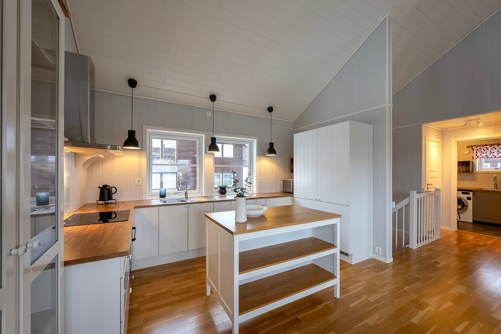 Her er det godt med skap- og benkeplass. Galleribilde