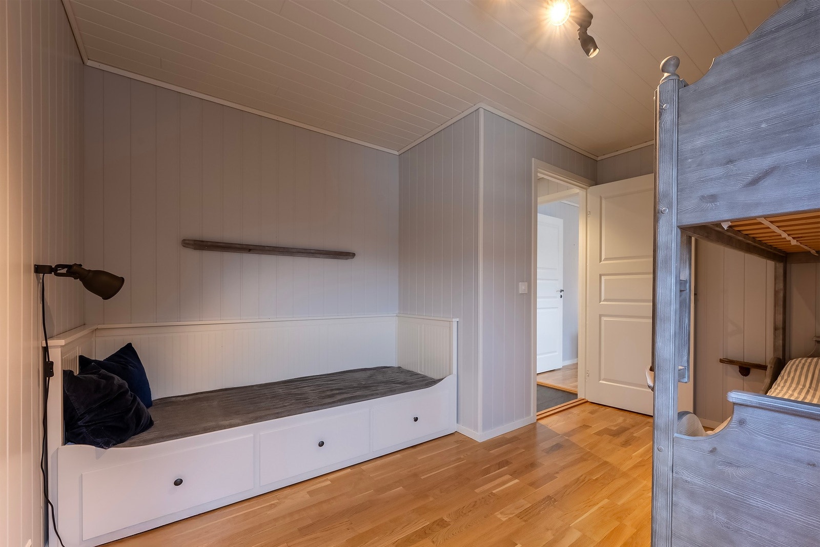 Grunnet størrelsen på rommene lar det seg enkelt innrede garderobeskap. Galleribilde