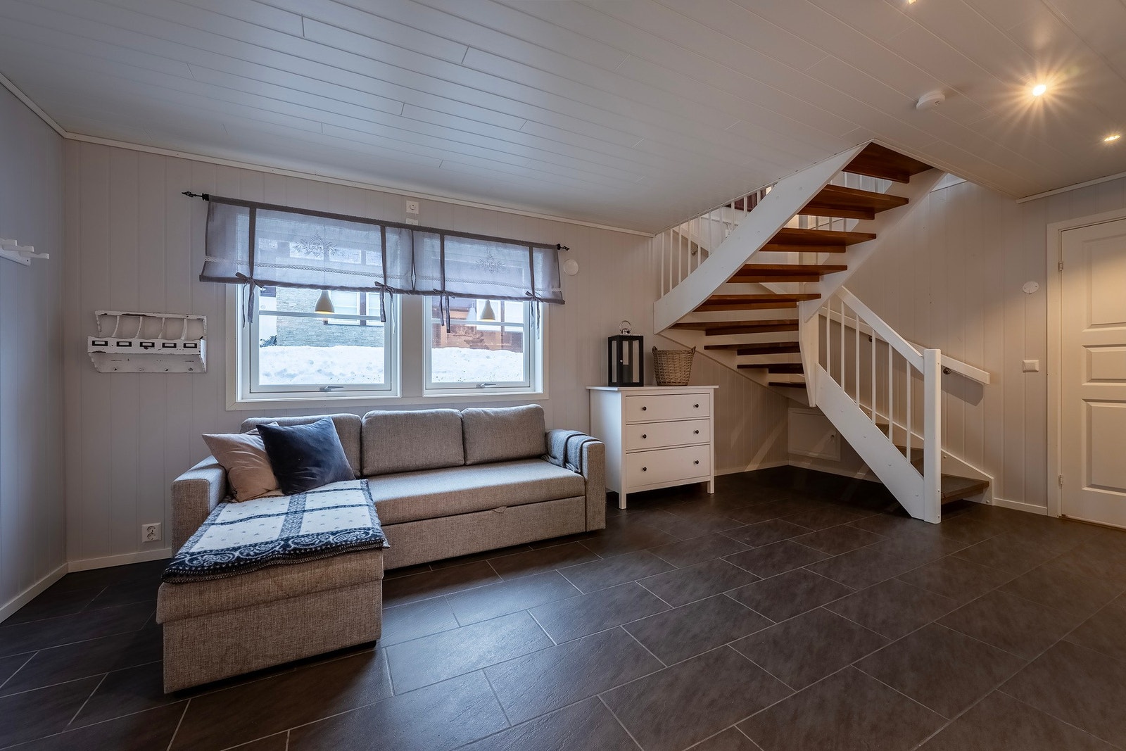 Romslig stue nr.2 på ca. 20 kvadratmeter som lar seg enkelt innrede. Det er flislagt gulv i hele rommet. Galleribilde