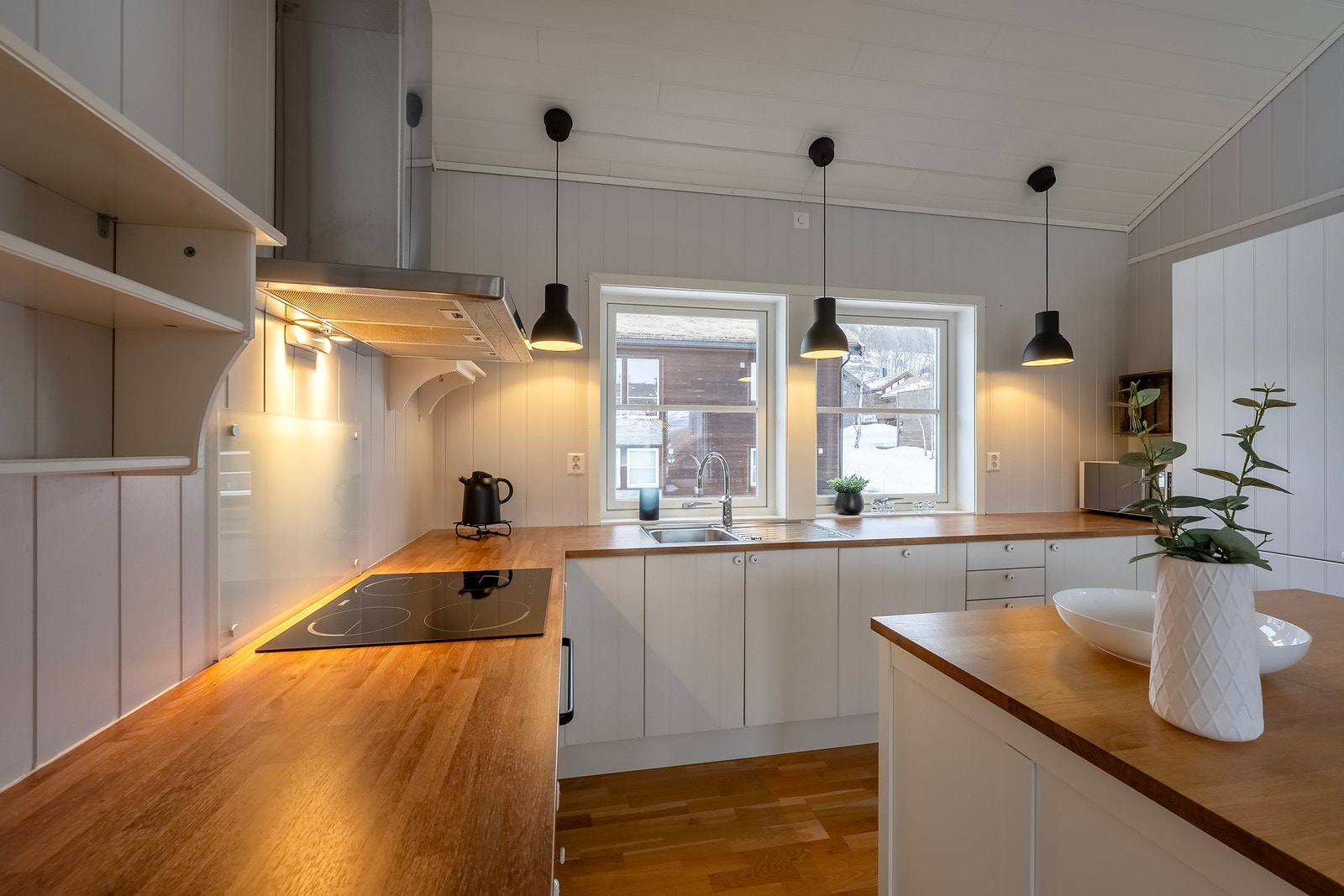 Du finner også integrerte hvitevarer som bla: oppvaskmaskin, platetopp, stekeovn, kjøl- og fryseskap. Galleribilde