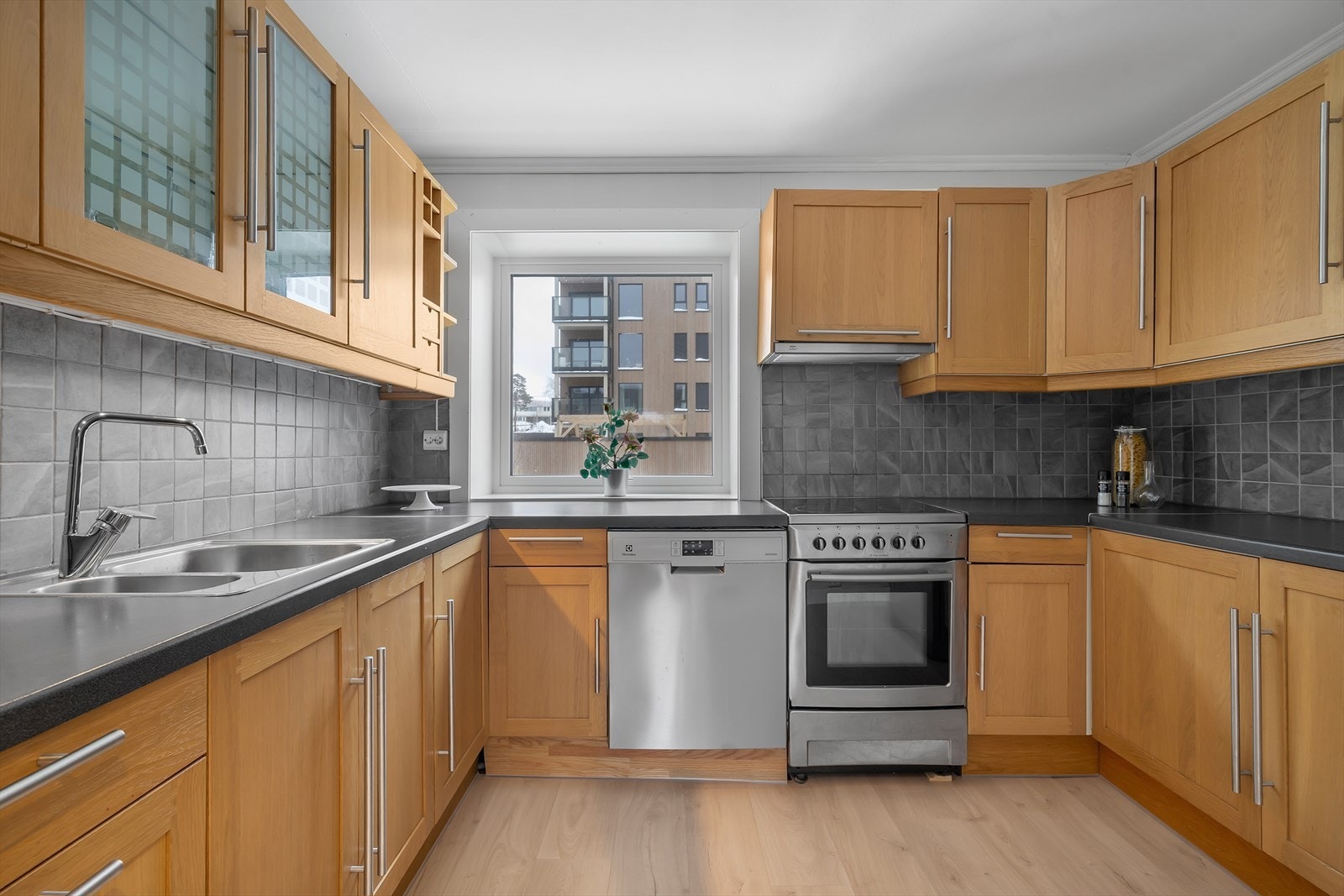 Kjøkken | Rikelig med skap- og benkplass. Galleribilde