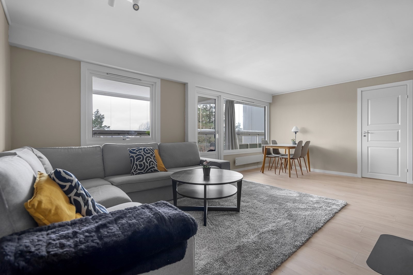 Stue | God plass til både sofagruppe og spisebord. Galleribilde