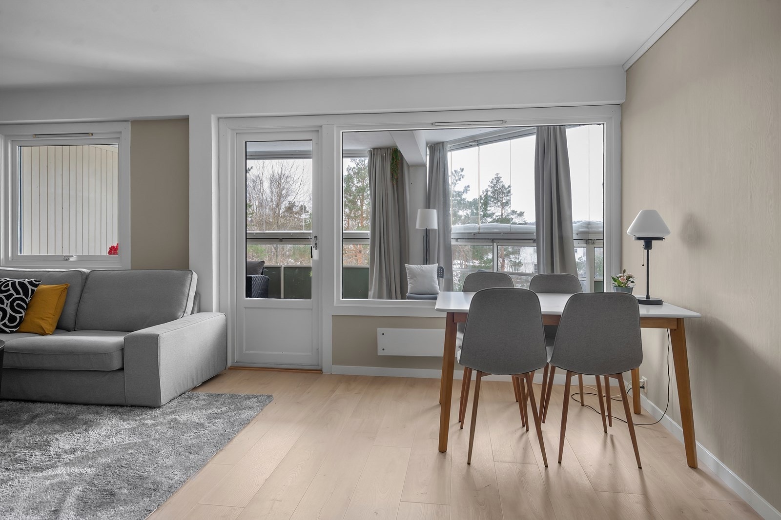 Stue | De store vindusflatene bidrar til en god romfølelse, samt rikelig med naturlig lysinnslipp. Galleribilde