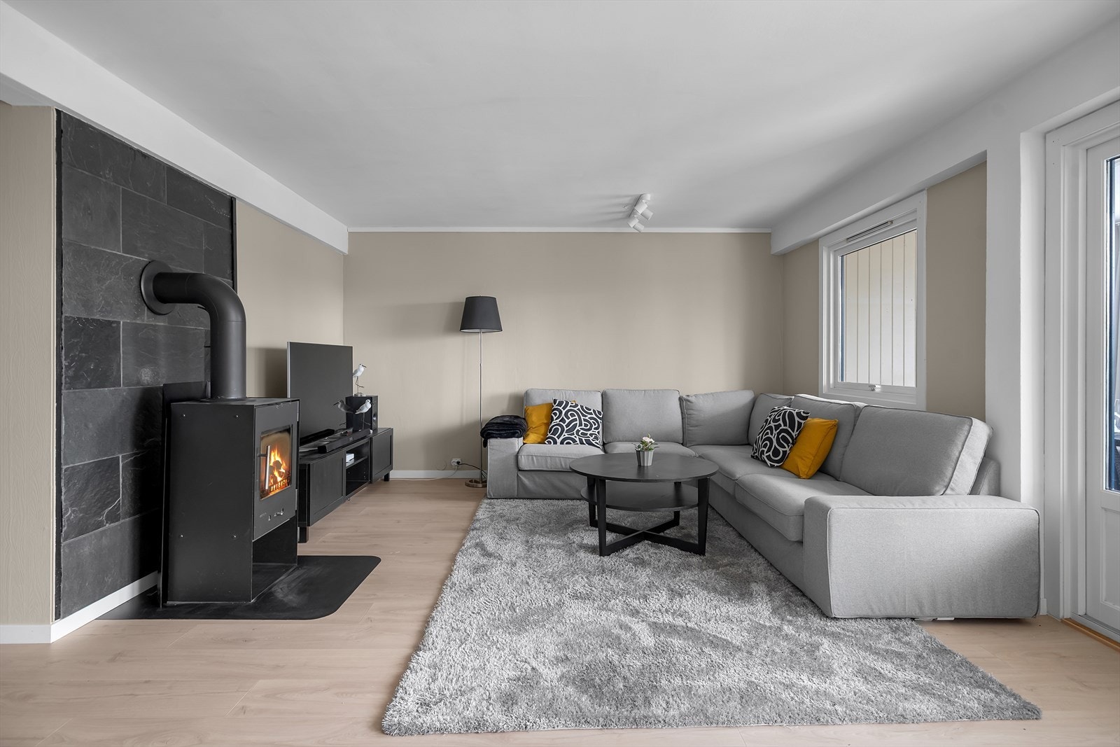 Lys og fin stue, med koselig peis-ovn. Galleribilde