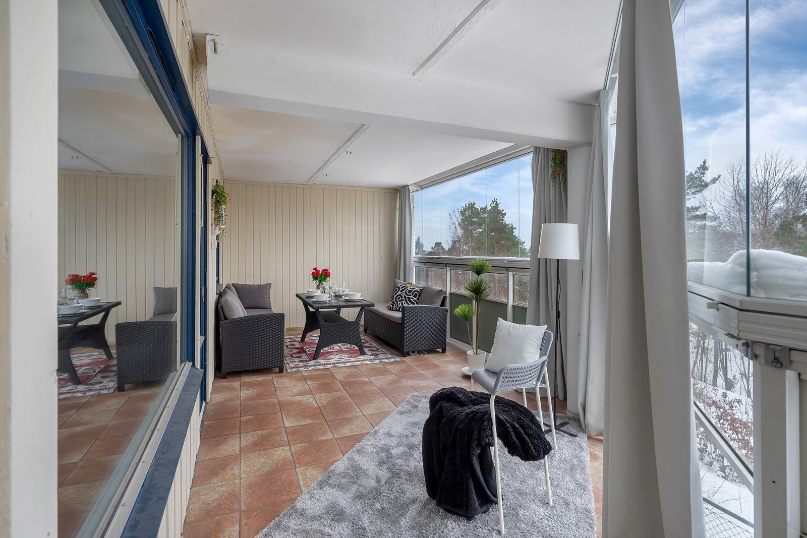 Innglasset balkong | Fliser på gulv. Galleribilde