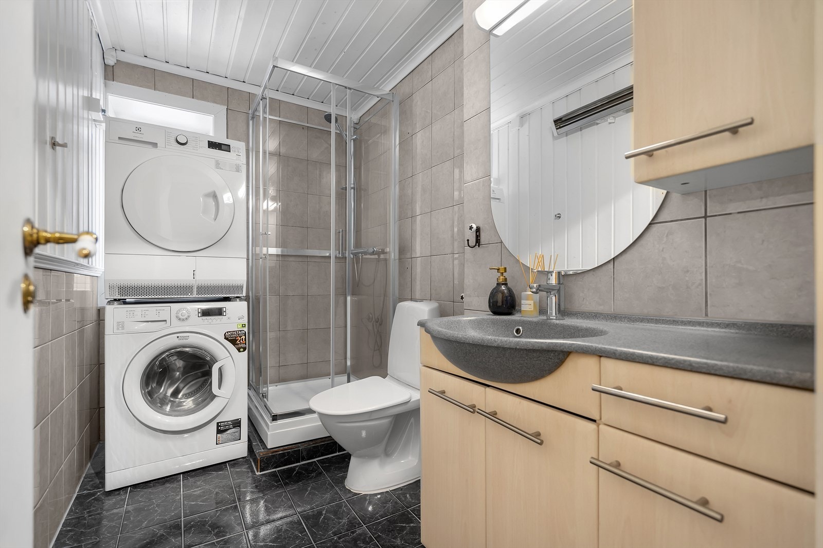 Bad/wc, med opplegg for vaskemaskin. Galleribilde