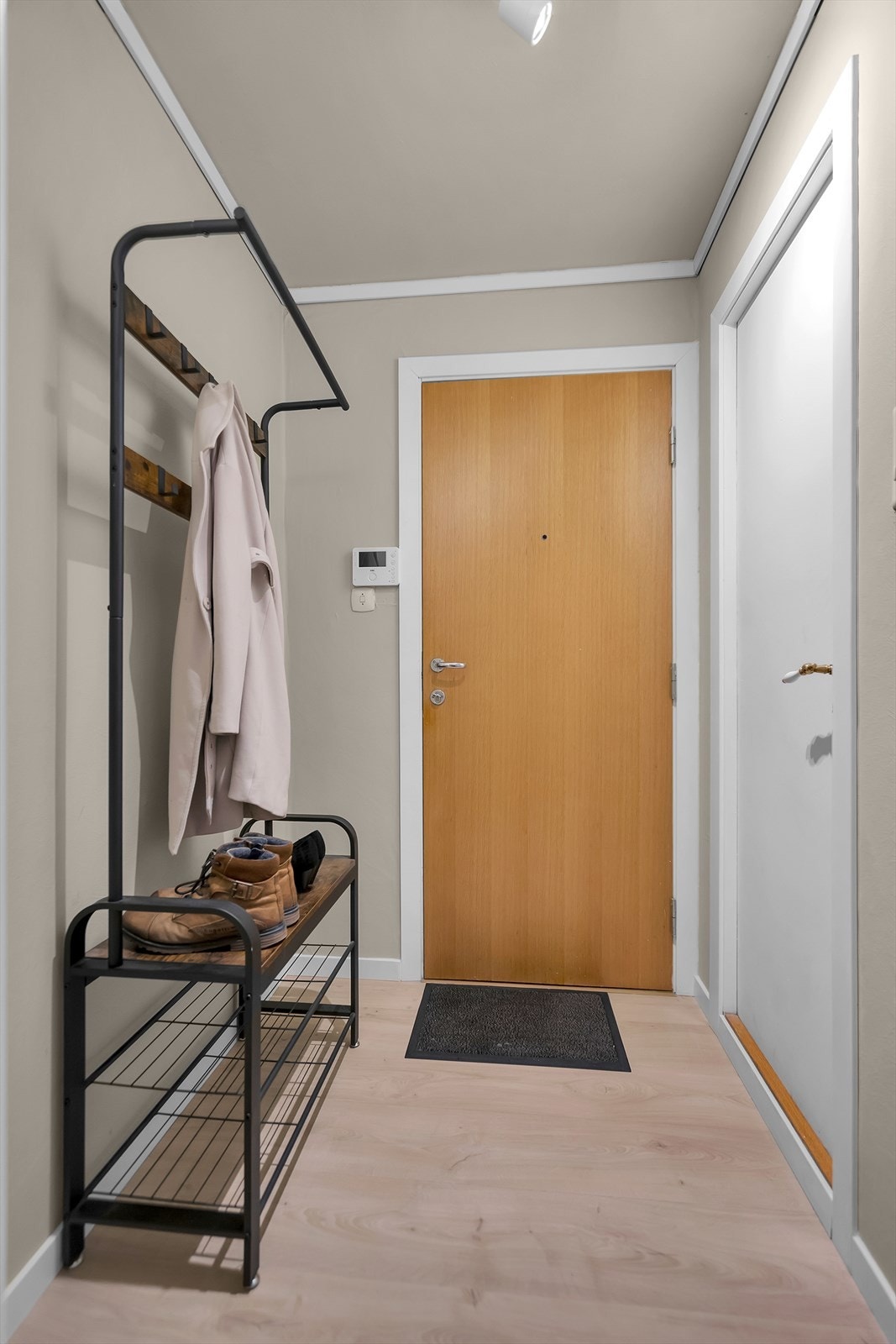 Velkommen inn i gangen | God plass til yttertøy og sko | Dørcallinganlegg med kamera og tale. Galleribilde