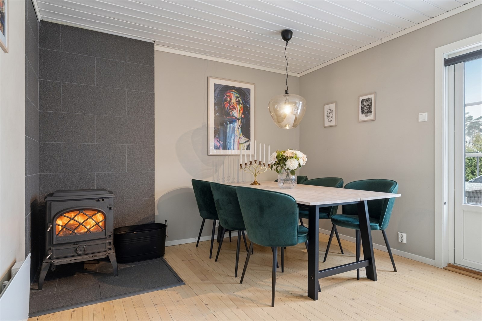 I stuen er det oppvarming fra vedovn Galleribilde