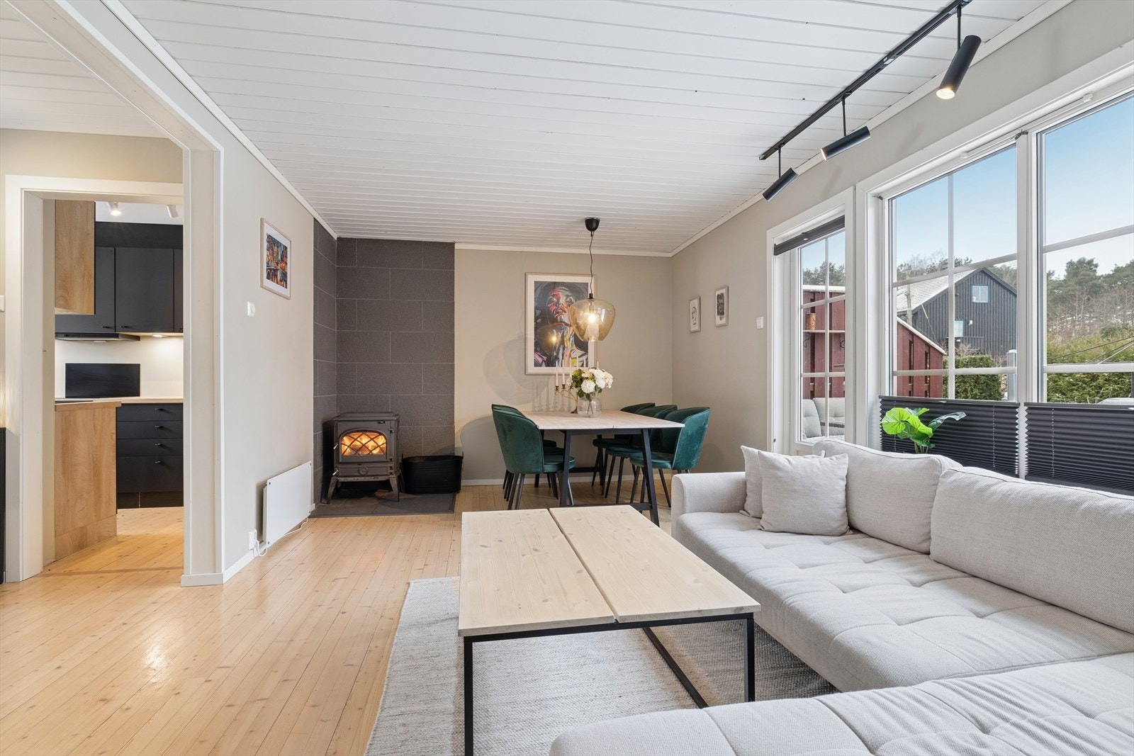 Stue med god plass til både sofagruppe og spisestue Galleribilde