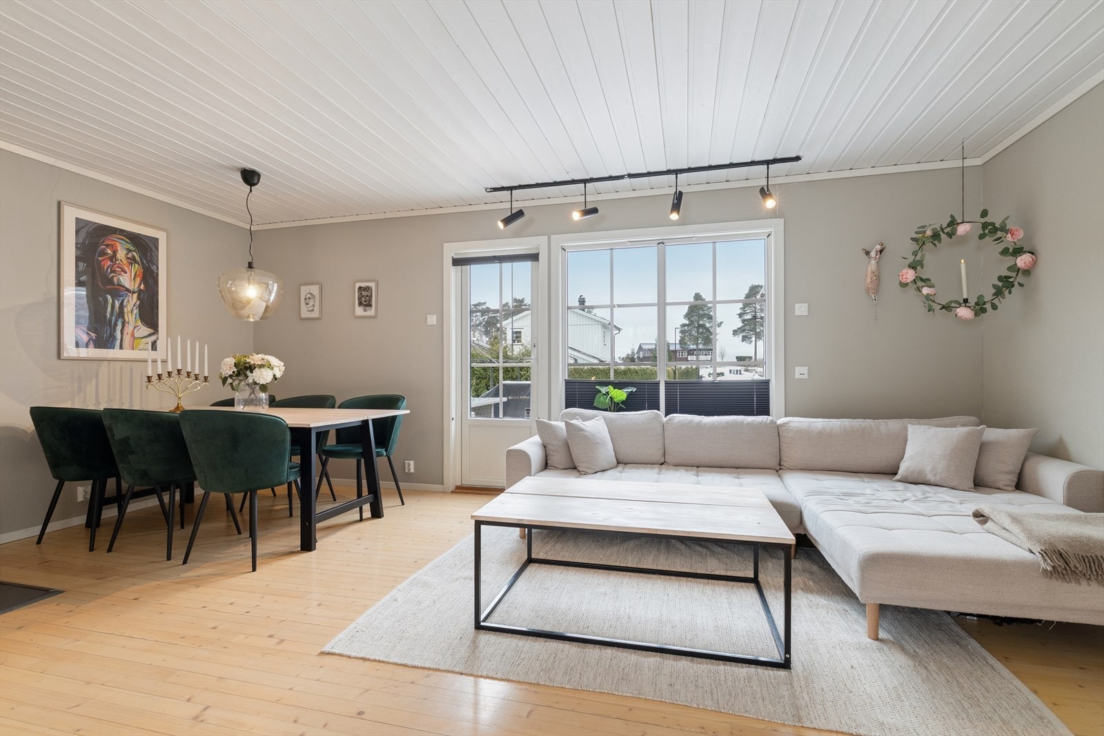 Fra stuen er det utgang til solrik terrasse (39 kvm) samt hageflekk Galleribilde