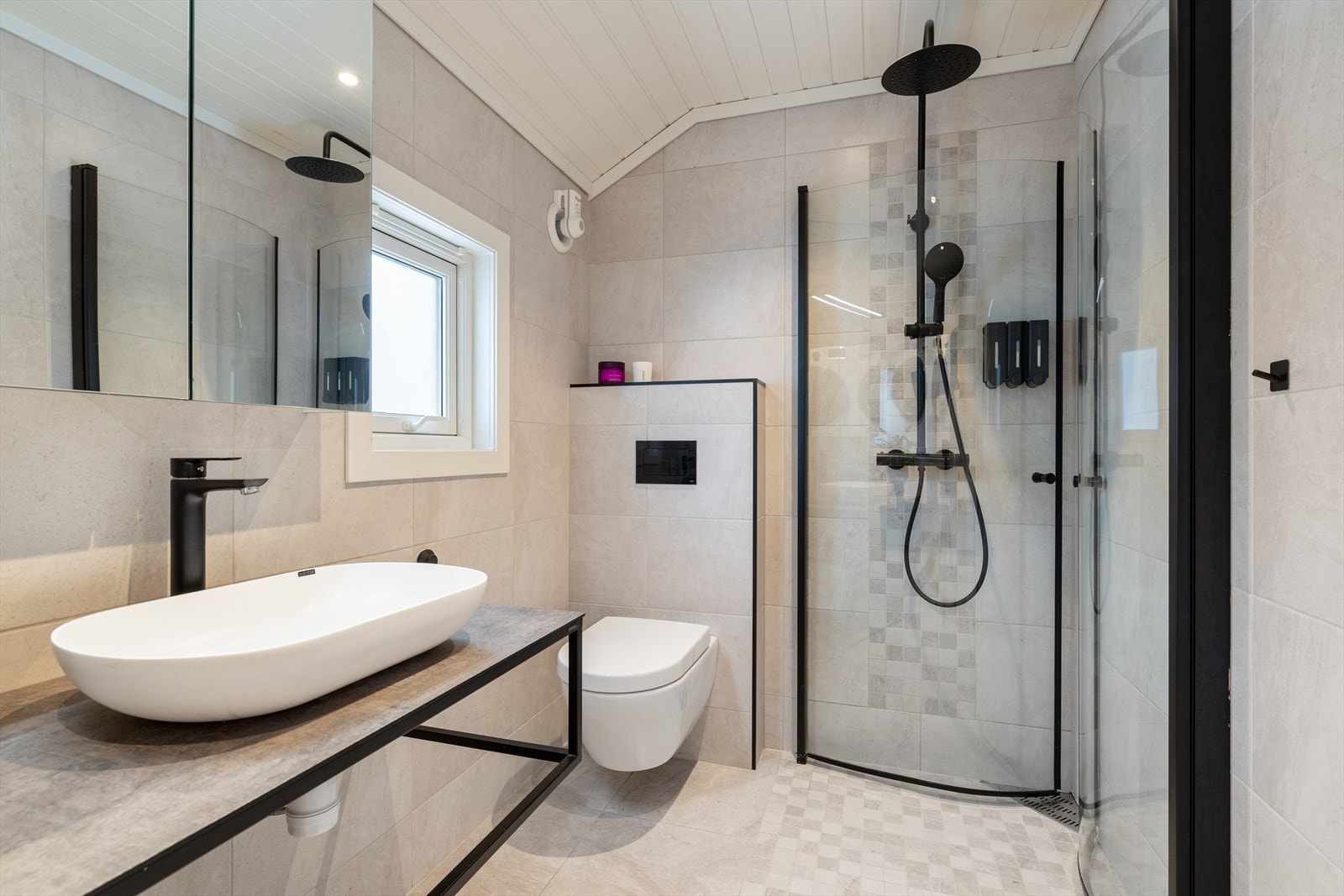 Lekkert flislagt bad fra 2020 Galleribilde