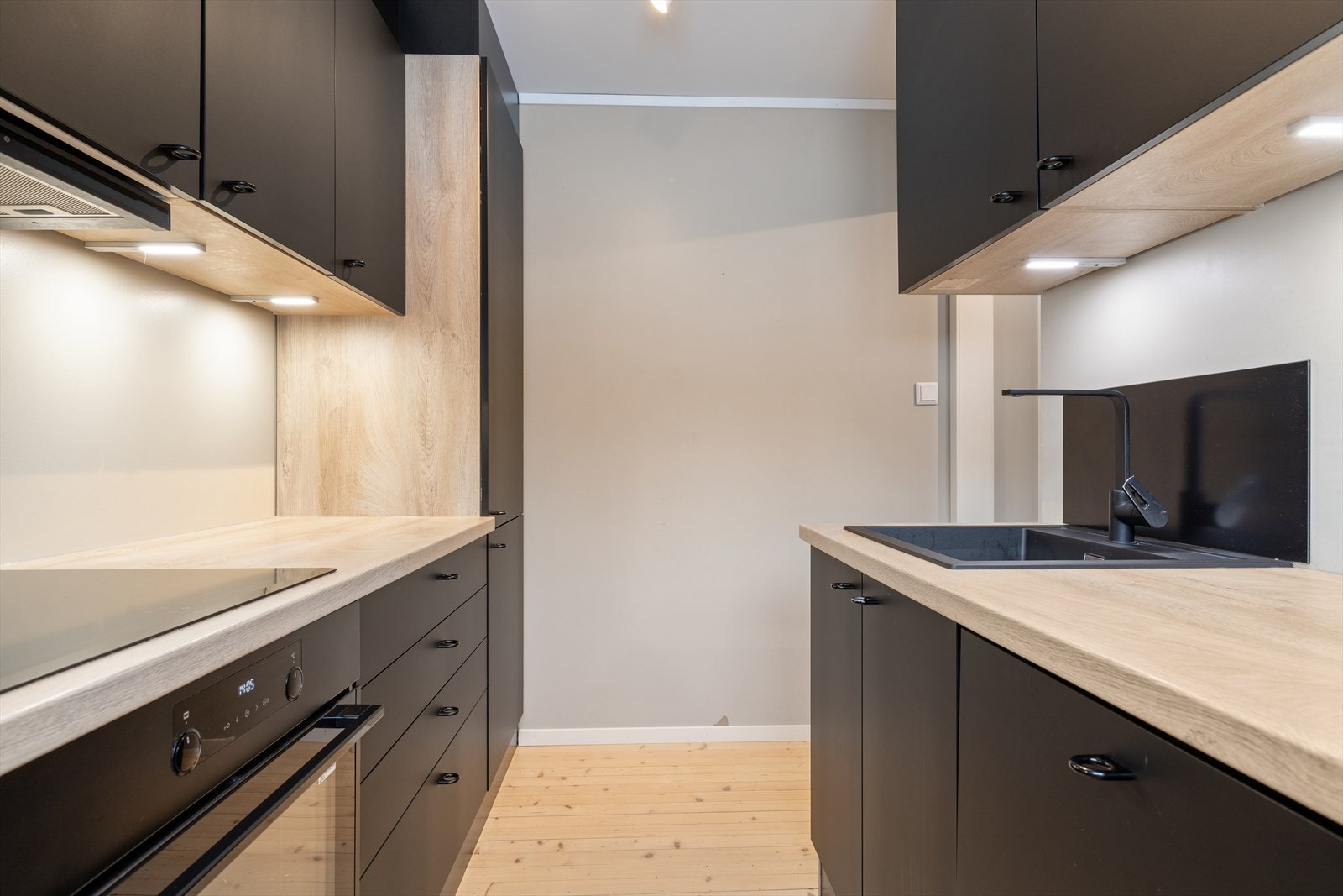 Kjøkkenet har integrerte hvitevarer Galleribilde