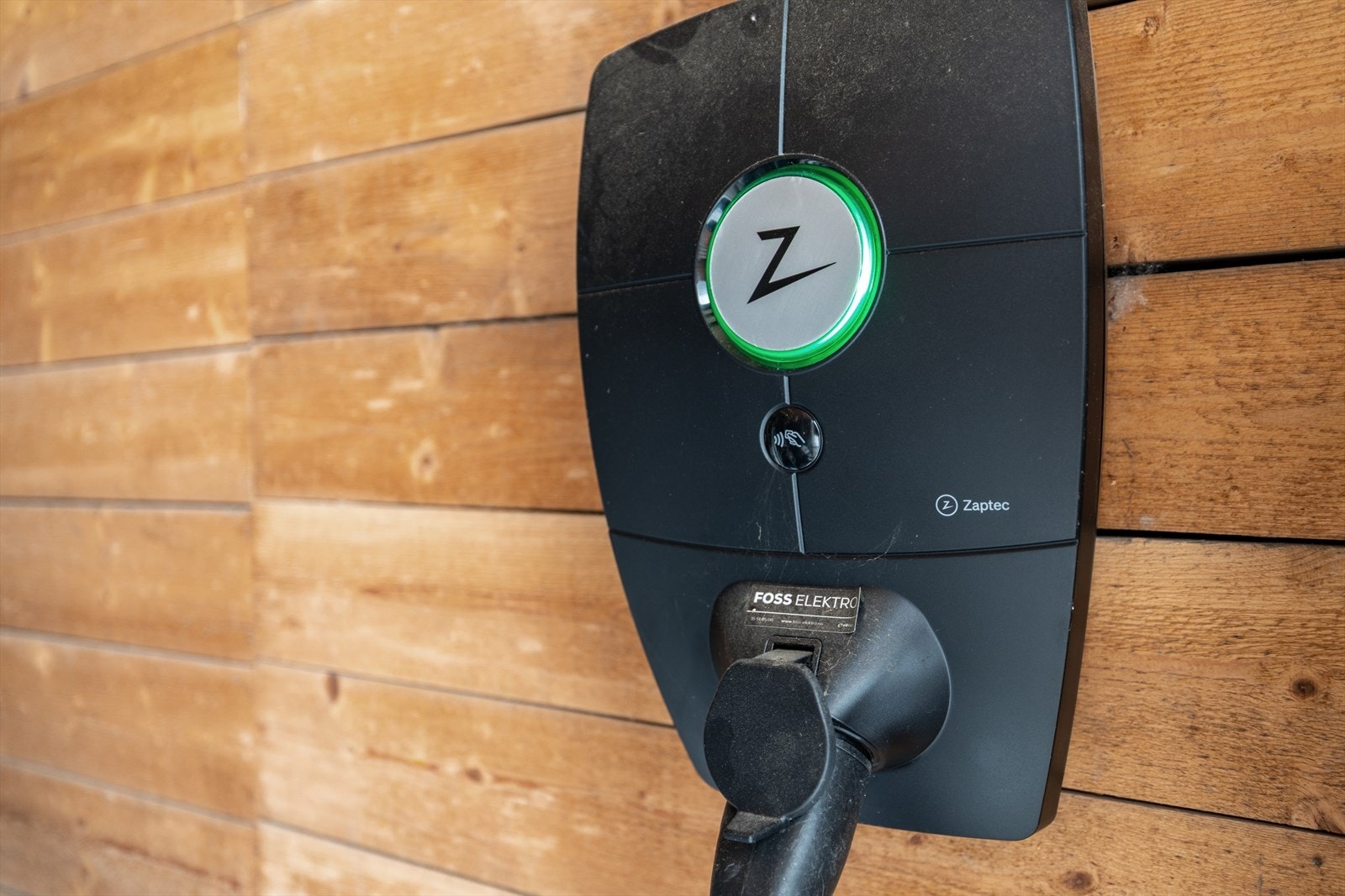 El-bil lader montert i garasjen Galleribilde